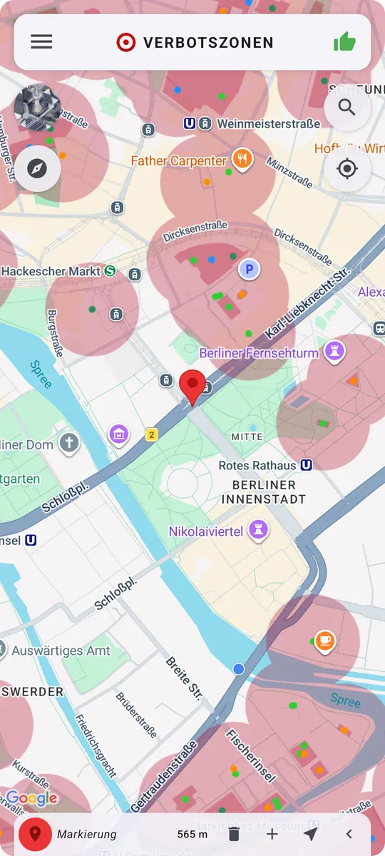 Verbotszonen App: Karte mit gesetzter Markierung in Berlin-Mitte, in der Fußzeile 565 Meter Entfernung