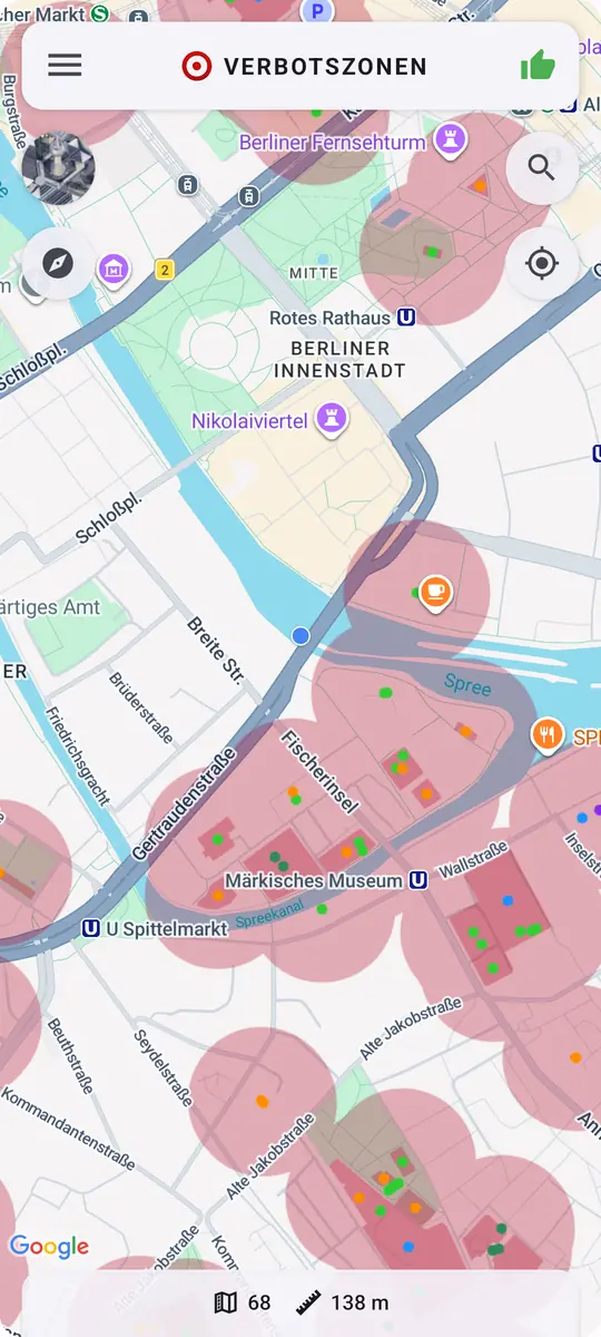 Verbotszonen App: Karte von Berlin-Mitte mit rot markierten Konsumverbotszonen, in der Fußzeile 68 Zonen im Ausschnitt und 138 Meter bis zur nächsten Einrichtung